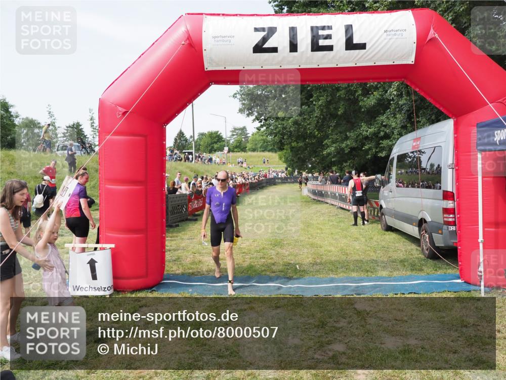 21.06.2025 - 27. Vierlanden-Triathlon MichiJ http://msf.ph/oto/8000507 15.06.2026 11:25:08 Ziel 194, 609 meine-sportfotos.de
