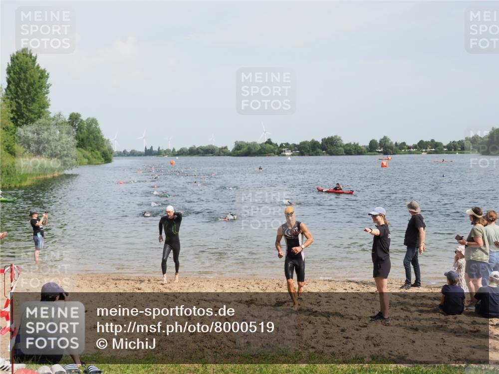 21.06.2025 - 27. Vierlanden-Triathlon MichiJ http://msf.ph/oto/8000519 15.06.2026 10:03:56 Schwimmen 415, 427, 436, 1398 meine-sportfotos.de