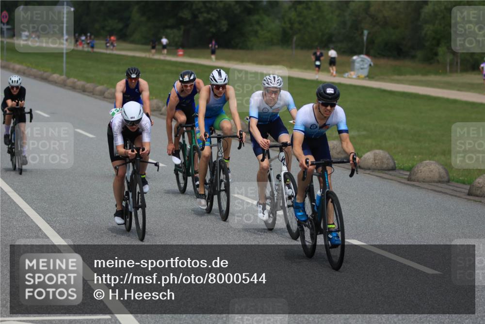 21.06.2025 - 27. Vierlanden-Triathlon H.Heesch http://msf.ph/oto/8000544 15.06.2025 12:34:33 Radfahren 891, 911, 944, 1009, 1010, 1011, 1012, 1013 meine-sportfotos.de