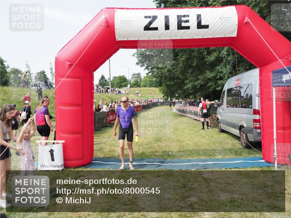 21.06.2025 - 27. Vierlanden-Triathlon MichiJ http://msf.ph/oto/8000545 15.06.2026 11:25:08 Ziel 194, 609 meine-sportfotos.de