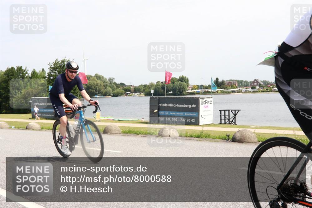 15.06.2025 - 27. Vierlanden-Triathlon H.Heesch http://msf.ph/oto/8000588 15.06.2025 11:41:20 Radfahren 696, 706 meine-sportfotos.de