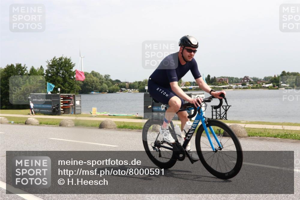 15.06.2025 - 27. Vierlanden-Triathlon H.Heesch http://msf.ph/oto/8000591 15.06.2025 11:41:20 Radfahren 696, 706 meine-sportfotos.de