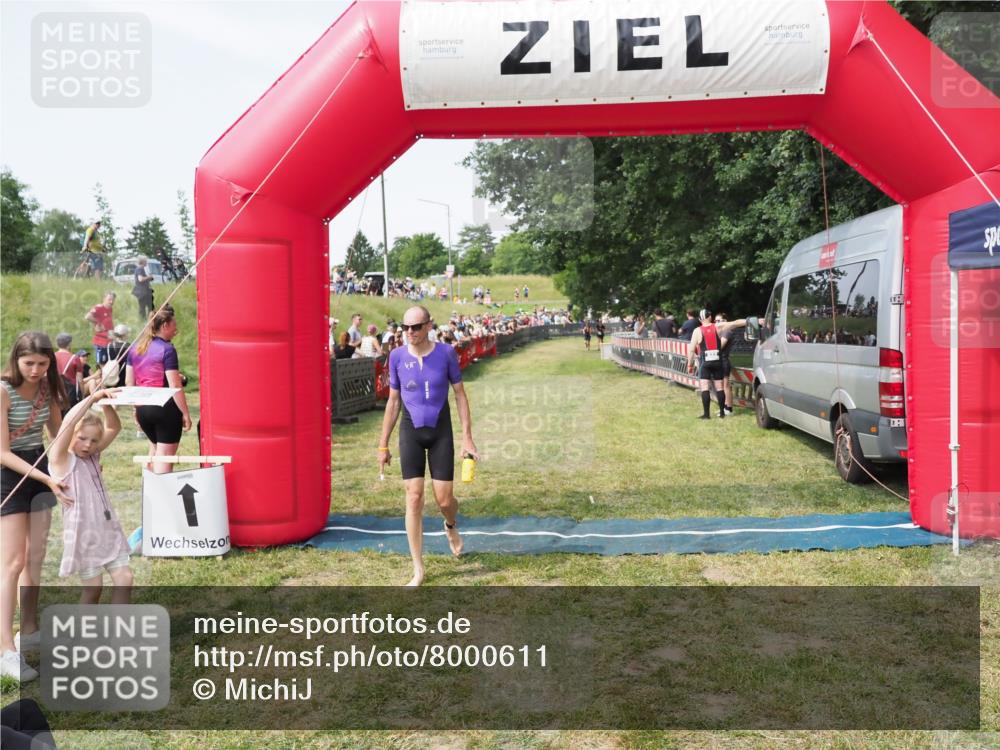 21.06.2025 - 27. Vierlanden-Triathlon MichiJ http://msf.ph/oto/8000611 15.06.2026 11:25:08 Ziel 194, 609 meine-sportfotos.de