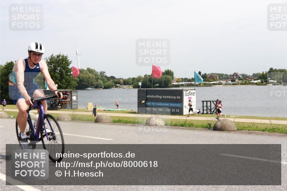 21.06.2025 - 27. Vierlanden-Triathlon H.Heesch http://msf.ph/oto/8000618 15.06.2025 11:41:43 Radfahren 657 meine-sportfotos.de