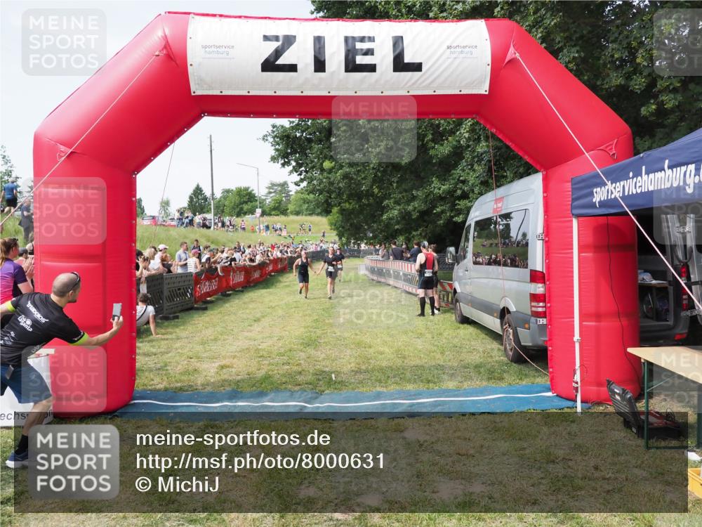 21.06.2025 - 27. Vierlanden-Triathlon MichiJ http://msf.ph/oto/8000631 15.06.2026 11:25:16 Ziel 545, 587 meine-sportfotos.de