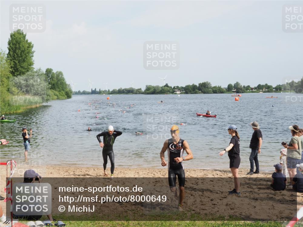 21.06.2025 - 27. Vierlanden-Triathlon MichiJ http://msf.ph/oto/8000649 15.06.2026 10:03:57 Schwimmen 415, 427, 436, 1398 meine-sportfotos.de