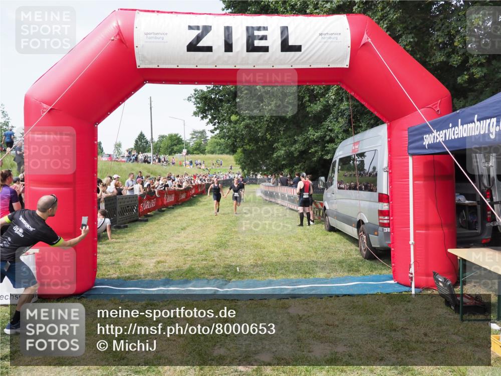 21.06.2025 - 27. Vierlanden-Triathlon MichiJ http://msf.ph/oto/8000653 15.06.2026 11:25:16 Ziel 545, 587 meine-sportfotos.de