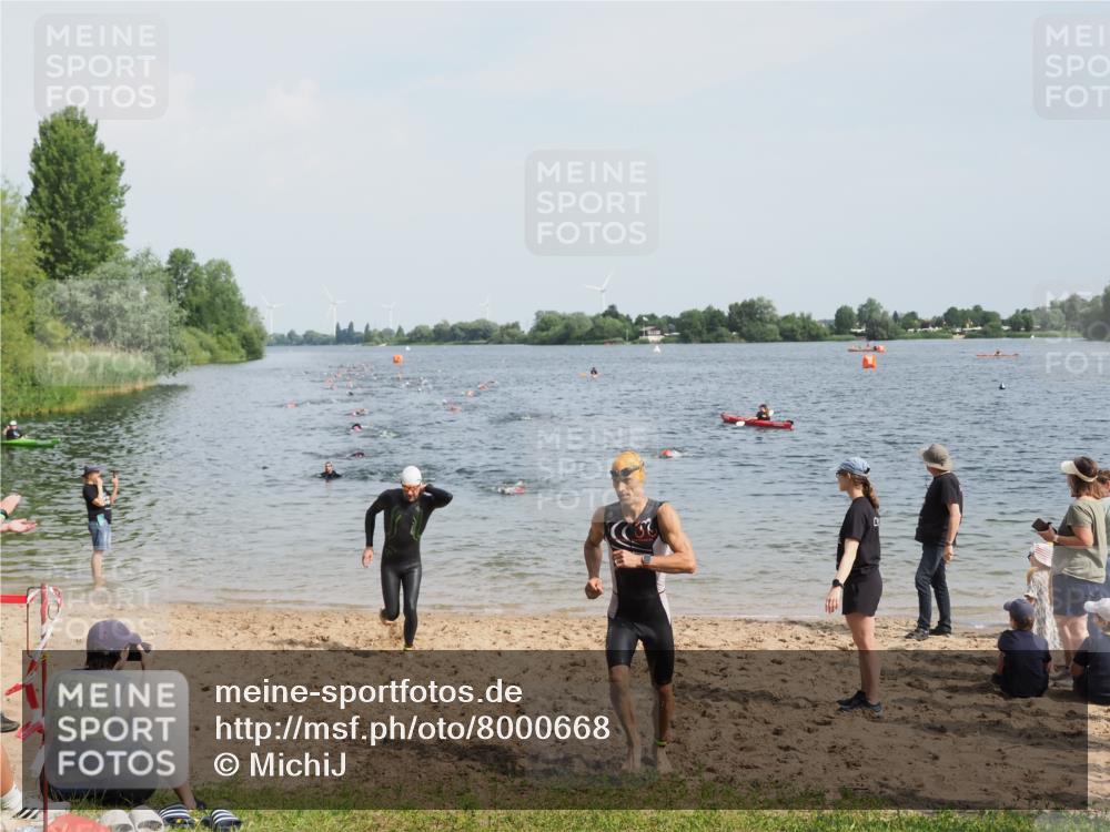 21.06.2025 - 27. Vierlanden-Triathlon MichiJ http://msf.ph/oto/8000668 15.06.2026 10:03:57 Schwimmen 415, 427, 436, 1398 meine-sportfotos.de