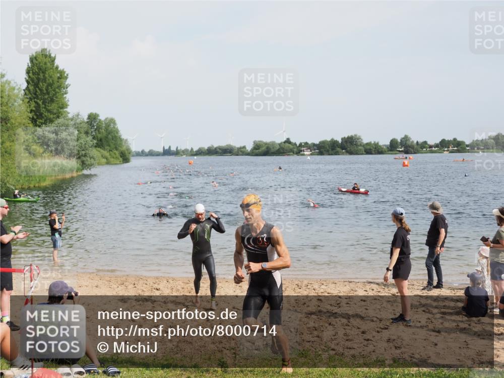 21.06.2025 - 27. Vierlanden-Triathlon MichiJ http://msf.ph/oto/8000714 15.06.2026 10:03:57 Schwimmen 415, 427, 436, 1398 meine-sportfotos.de