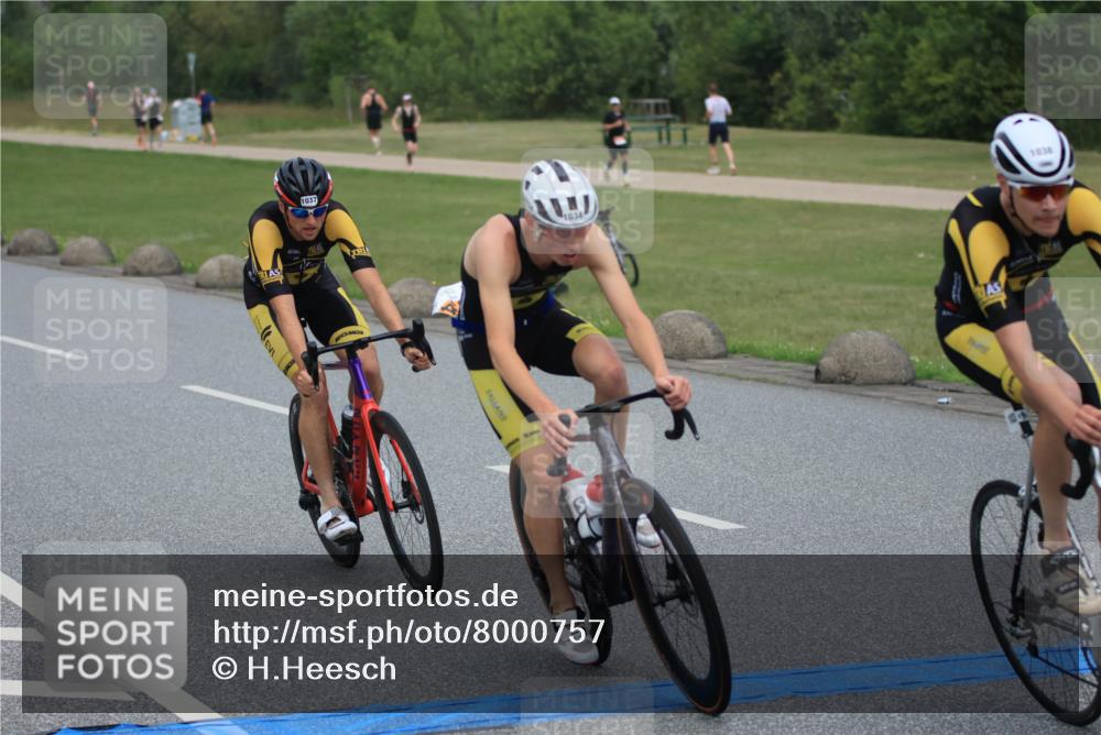 21.06.2025 - 27. Vierlanden-Triathlon H.Heesch http://msf.ph/oto/8000757 15.06.2025 12:37:01 Radfahren 754, 904, 927, 978, 1005, 1034, 1035, 1036, 1037, 1038 meine-sportfotos.de