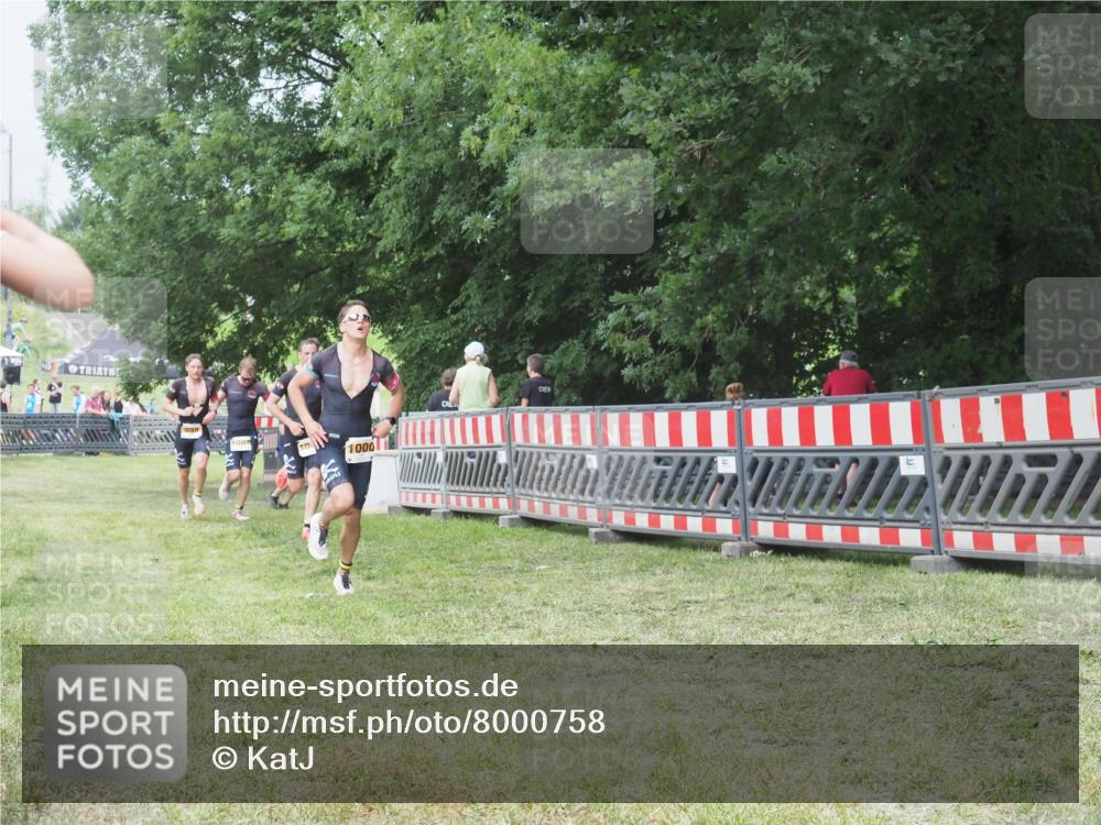 21.06.2025 - 27. Vierlanden-Triathlon KatJ http://msf.ph/oto/8000758 15.06.2025 12:54:28 Ziel 999, 1000, 1001, 1003 meine-sportfotos.de