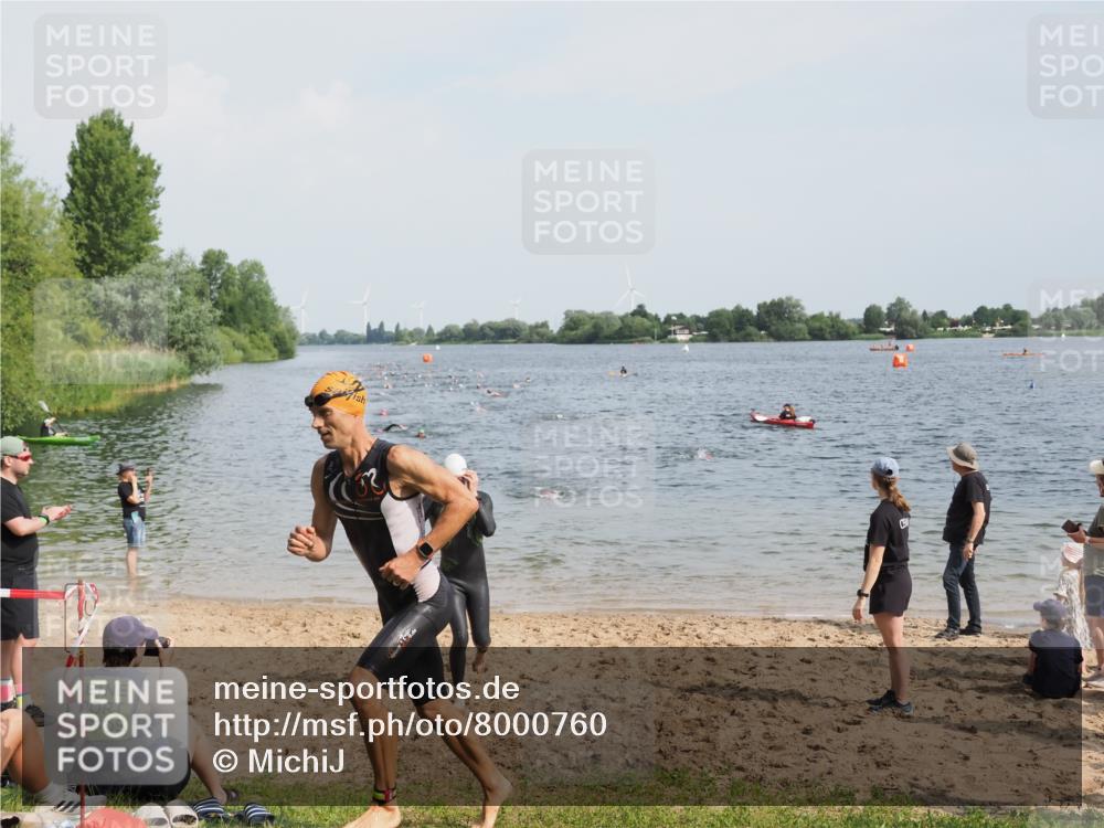 21.06.2025 - 27. Vierlanden-Triathlon MichiJ http://msf.ph/oto/8000760 15.06.2026 10:03:58 Schwimmen 415, 427, 436, 1398 meine-sportfotos.de