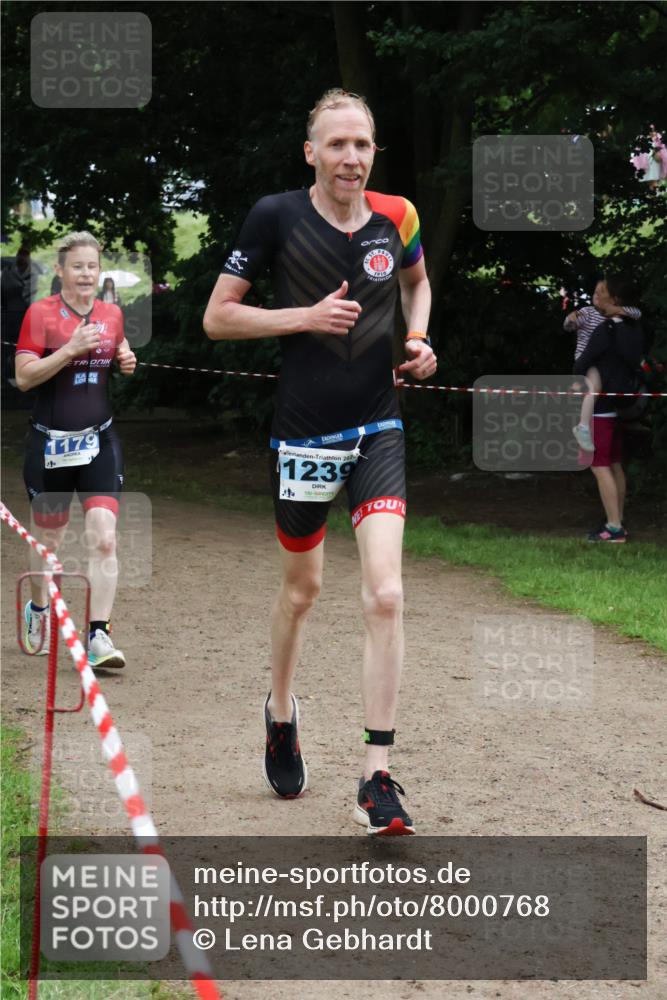 21.06.2025 - 27. Vierlanden-Triathlon Lena Gebhardt http://msf.ph/oto/8000768 15.06.2025 14:03:49 Laufen 1910, 1179, 202, 1239 meine-sportfotos.de