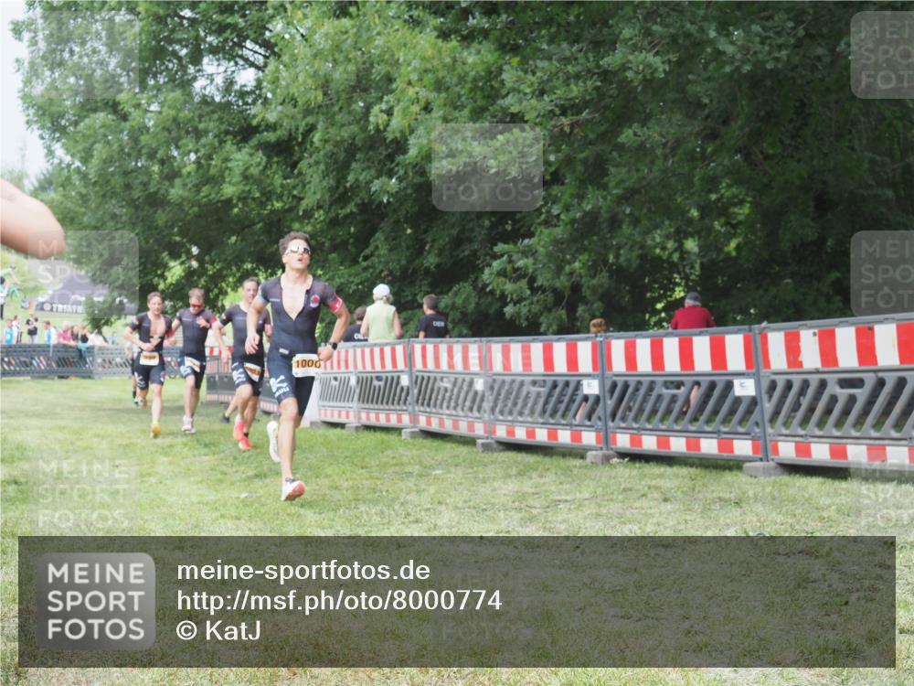 21.06.2025 - 27. Vierlanden-Triathlon KatJ http://msf.ph/oto/8000774 15.06.2025 12:54:28 Ziel 999, 1000, 1001, 1003 meine-sportfotos.de