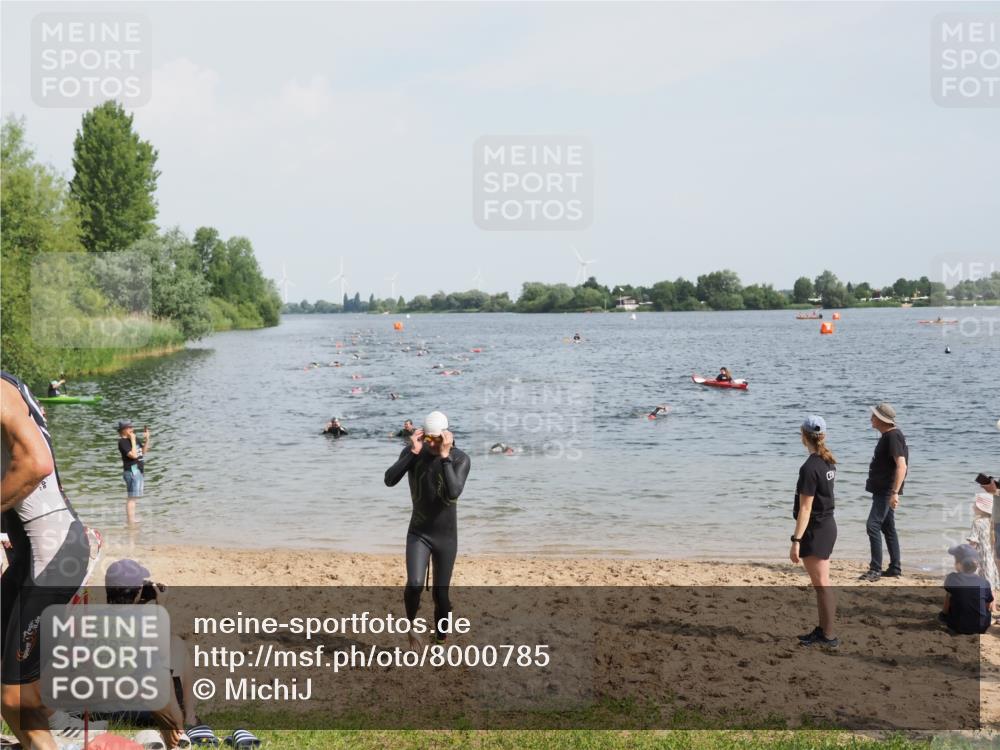 21.06.2025 - 27. Vierlanden-Triathlon MichiJ http://msf.ph/oto/8000785 15.06.2026 10:03:58 Schwimmen 415, 427, 436, 1398 meine-sportfotos.de