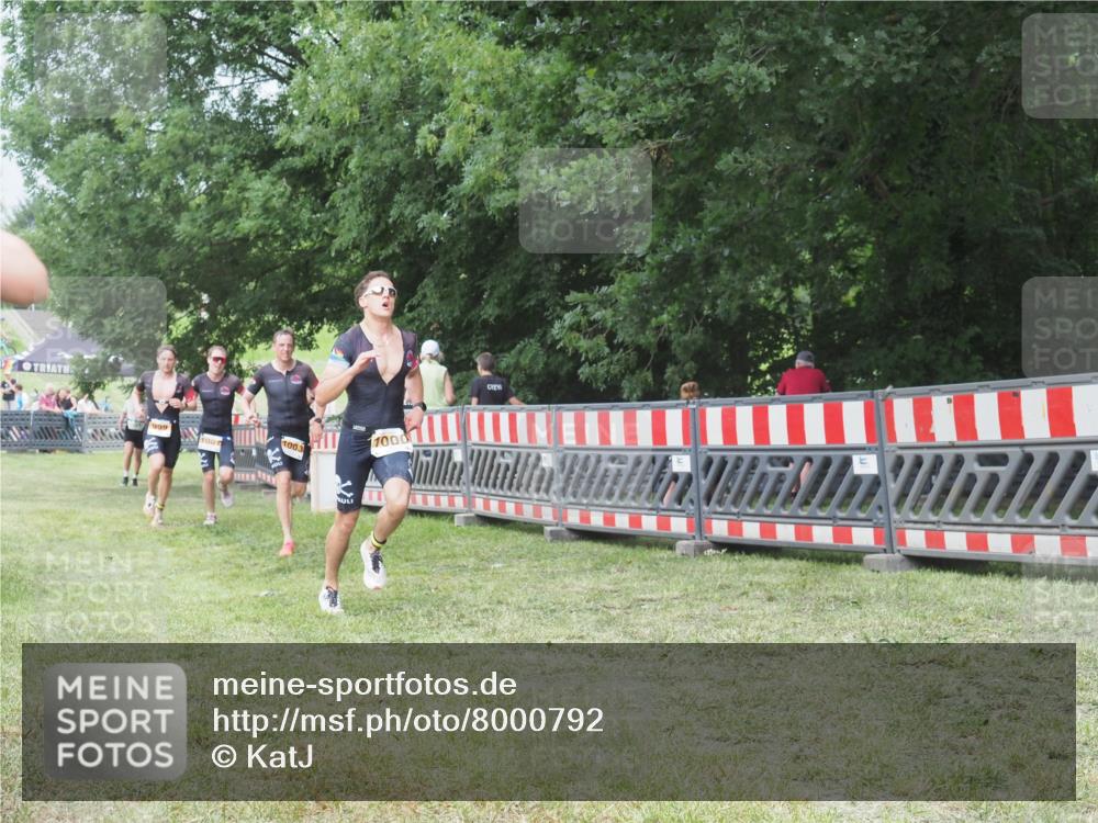 21.06.2025 - 27. Vierlanden-Triathlon KatJ http://msf.ph/oto/8000792 15.06.2025 12:54:28 Ziel 999, 1000, 1001, 1003 meine-sportfotos.de