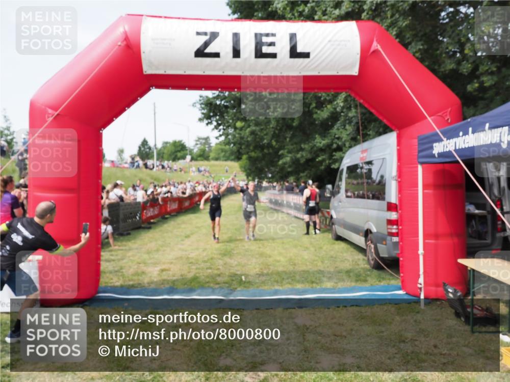 21.06.2025 - 27. Vierlanden-Triathlon MichiJ http://msf.ph/oto/8000800 15.06.2026 11:25:18 Ziel 325, 545, 587 meine-sportfotos.de
