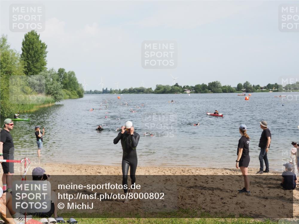 21.06.2025 - 27. Vierlanden-Triathlon MichiJ http://msf.ph/oto/8000802 15.06.2026 10:03:59 Schwimmen 415, 427, 1398 meine-sportfotos.de