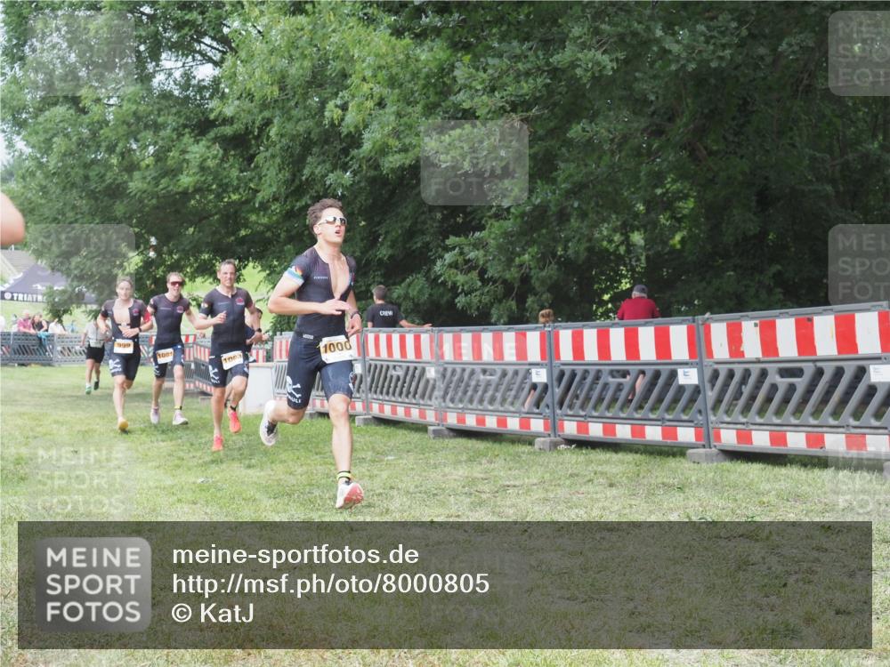 21.06.2025 - 27. Vierlanden-Triathlon KatJ http://msf.ph/oto/8000805 15.06.2025 12:54:28 Ziel 999, 1000, 1001, 1003 meine-sportfotos.de