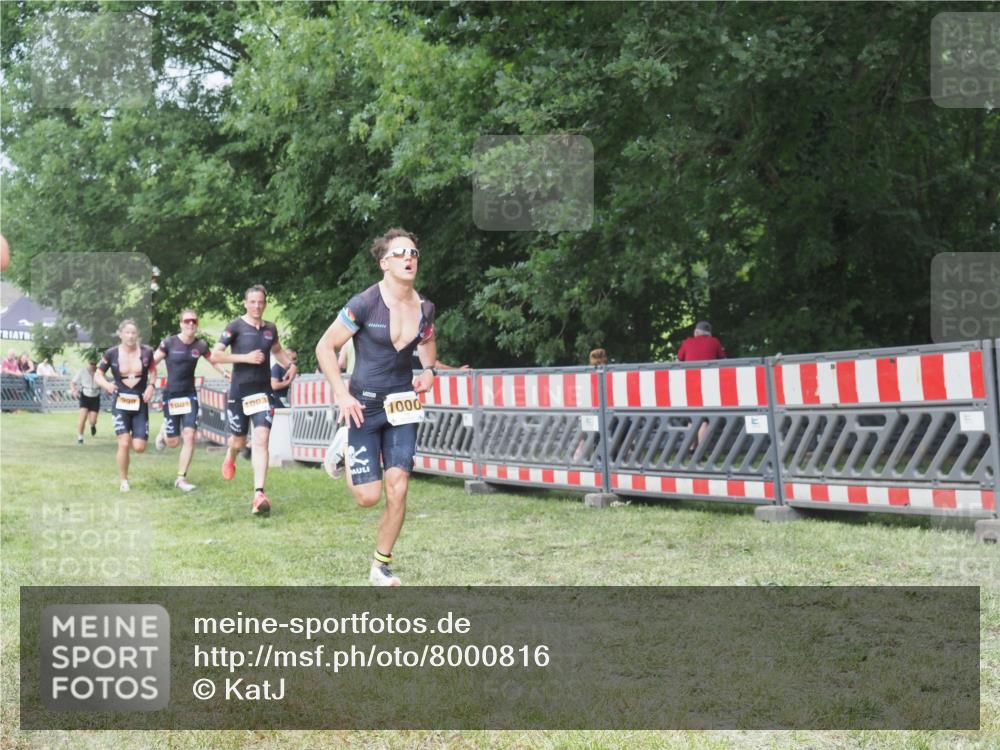 21.06.2025 - 27. Vierlanden-Triathlon KatJ http://msf.ph/oto/8000816 15.06.2025 12:54:29 Ziel 999, 1000, 1001, 1003 meine-sportfotos.de