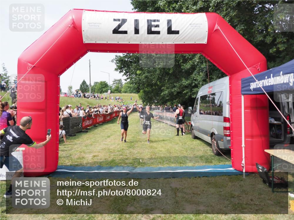21.06.2025 - 27. Vierlanden-Triathlon MichiJ http://msf.ph/oto/8000824 15.06.2026 11:25:18 Ziel 325, 545, 587 meine-sportfotos.de