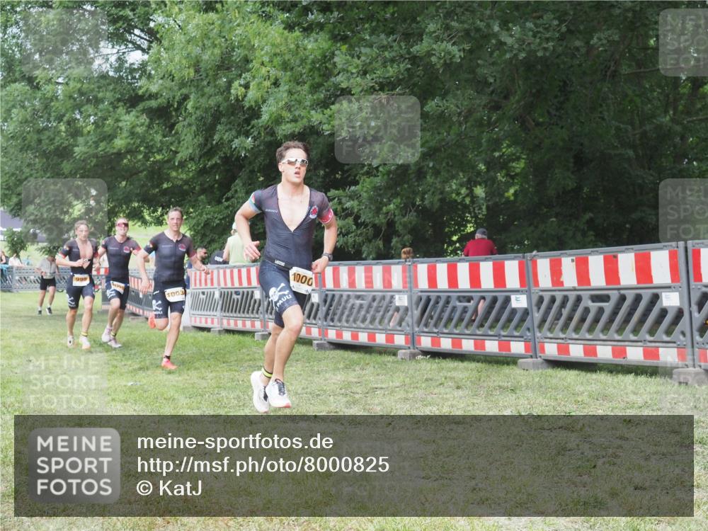 21.06.2025 - 27. Vierlanden-Triathlon KatJ http://msf.ph/oto/8000825 15.06.2025 12:54:29 Ziel 999, 1000, 1001, 1003 meine-sportfotos.de