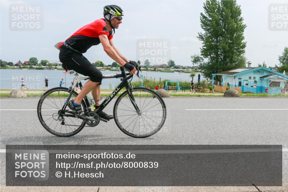 21.06.2025 - 27. Vierlanden-Triathlon H.Heesch http://msf.ph/oto/8000839 15.06.2025 12:34:25 Radfahren 824, 964 meine-sportfotos.de