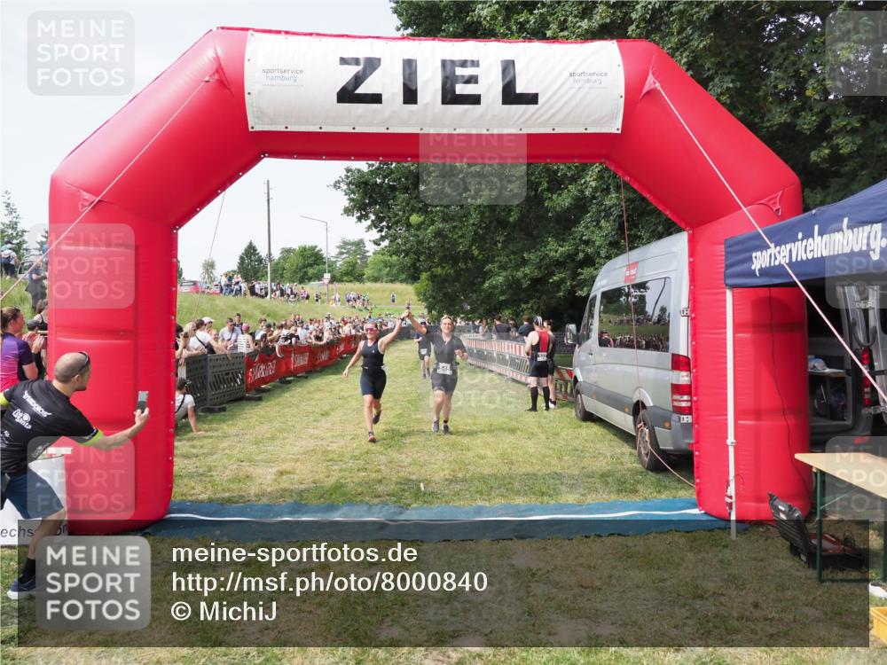 21.06.2025 - 27. Vierlanden-Triathlon MichiJ http://msf.ph/oto/8000840 15.06.2026 11:25:18 Ziel 325, 545, 587 meine-sportfotos.de