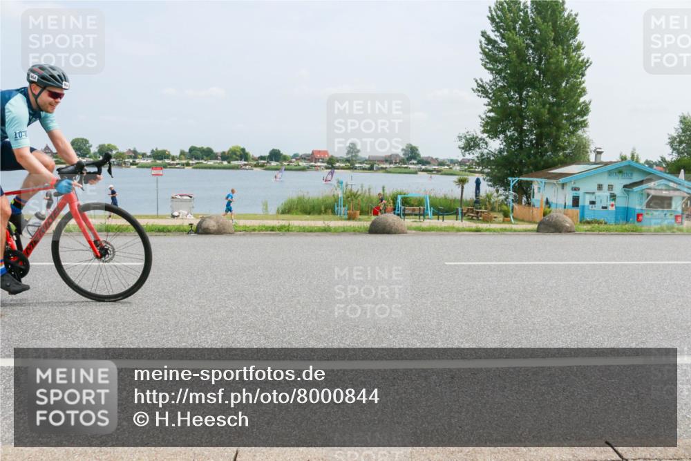 21.06.2025 - 27. Vierlanden-Triathlon H.Heesch http://msf.ph/oto/8000844 15.06.2025 12:34:26 Radfahren 824, 964 meine-sportfotos.de