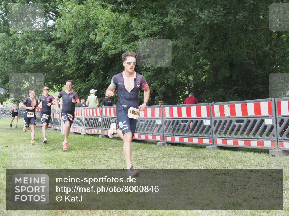 21.06.2025 - 27. Vierlanden-Triathlon KatJ http://msf.ph/oto/8000846 15.06.2025 12:54:29 Ziel 999, 1000, 1001, 1003 meine-sportfotos.de