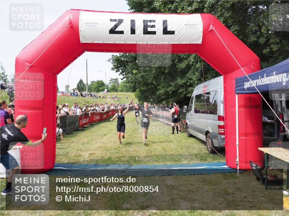 21.06.2025 - 27. Vierlanden-Triathlon MichiJ http://msf.ph/oto/8000854 15.06.2026 11:25:18 Ziel 325, 545, 587 meine-sportfotos.de