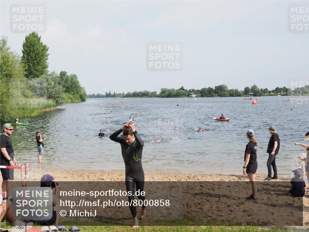 21.06.2025 - 27. Vierlanden-Triathlon MichiJ http://msf.ph/oto/8000858 15.06.2026 10:03:59 Schwimmen 415, 427, 1398 meine-sportfotos.de