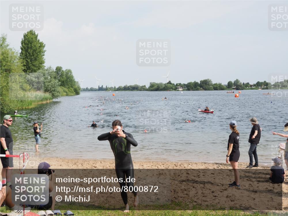 21.06.2025 - 27. Vierlanden-Triathlon MichiJ http://msf.ph/oto/8000872 15.06.2026 10:04:00 Schwimmen 415, 427, 1398 meine-sportfotos.de