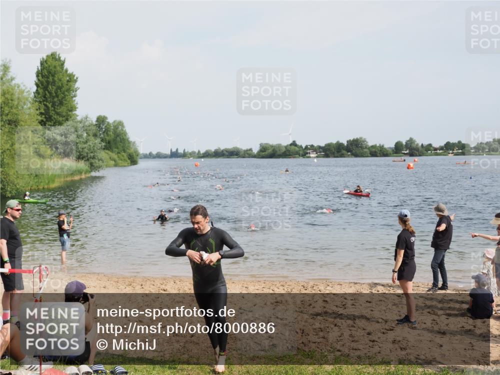 21.06.2025 - 27. Vierlanden-Triathlon MichiJ http://msf.ph/oto/8000886 15.06.2026 10:04:00 Schwimmen 415, 427, 1398 meine-sportfotos.de