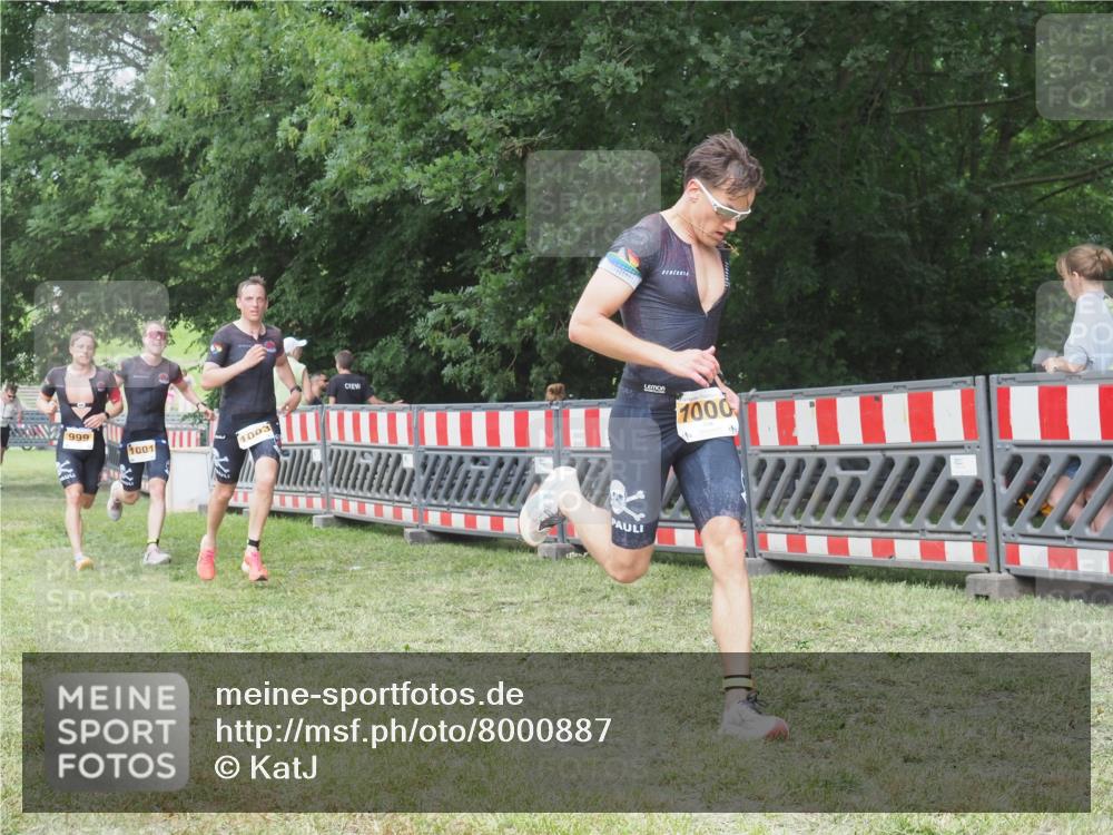 21.06.2025 - 27. Vierlanden-Triathlon KatJ http://msf.ph/oto/8000887 15.06.2025 12:54:29 Ziel 999, 1000, 1001, 1003 meine-sportfotos.de