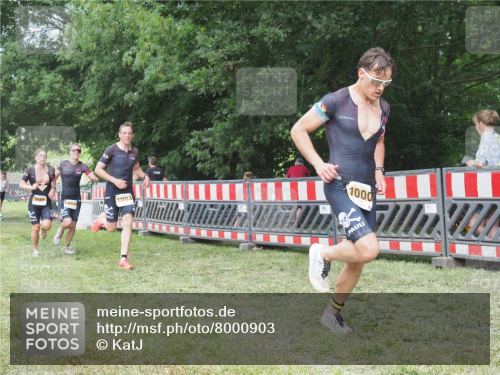 21.06.2025 - 27. Vierlanden-Triathlon KatJ http://msf.ph/oto/8000903 15.06.2025 12:54:29 Ziel 999, 1000, 1001, 1003 meine-sportfotos.de