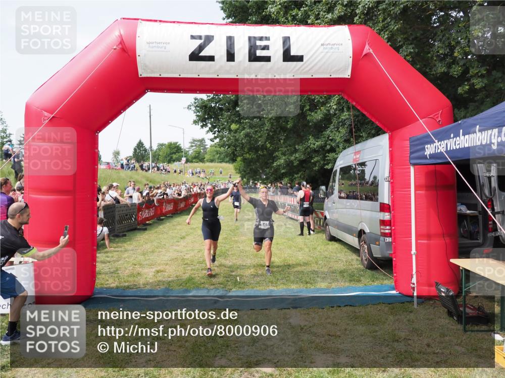 21.06.2025 - 27. Vierlanden-Triathlon MichiJ http://msf.ph/oto/8000906 15.06.2026 11:25:19 Ziel 325, 545, 587 meine-sportfotos.de