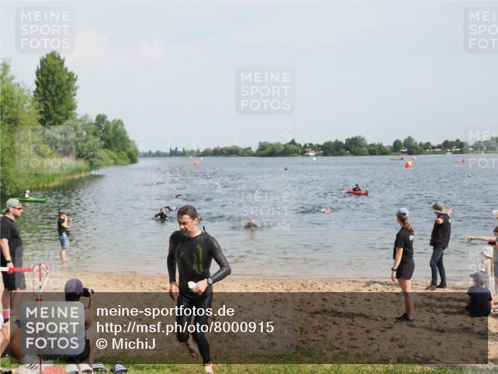 21.06.2025 - 27. Vierlanden-Triathlon MichiJ http://msf.ph/oto/8000915 15.06.2026 10:04:00 Schwimmen 415, 427, 1398 meine-sportfotos.de
