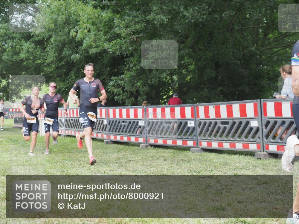 21.06.2025 - 27. Vierlanden-Triathlon KatJ http://msf.ph/oto/8000921 15.06.2025 12:54:30 Ziel 999, 1001, 1003 meine-sportfotos.de