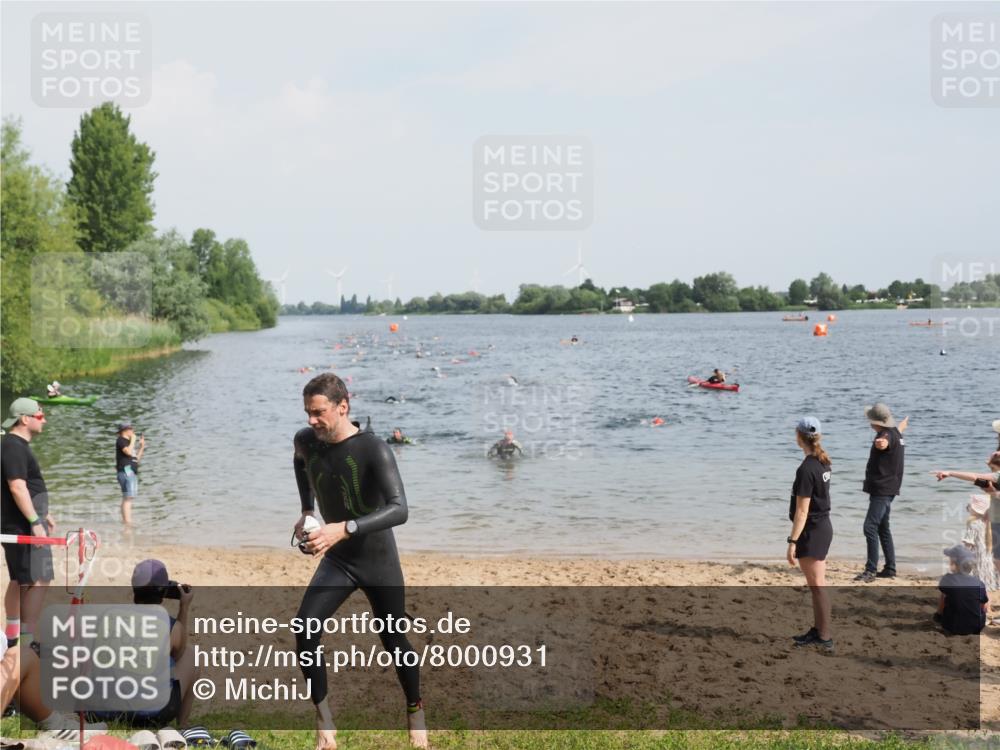 21.06.2025 - 27. Vierlanden-Triathlon MichiJ http://msf.ph/oto/8000931 15.06.2026 10:04:00 Schwimmen 415, 427, 1398 meine-sportfotos.de