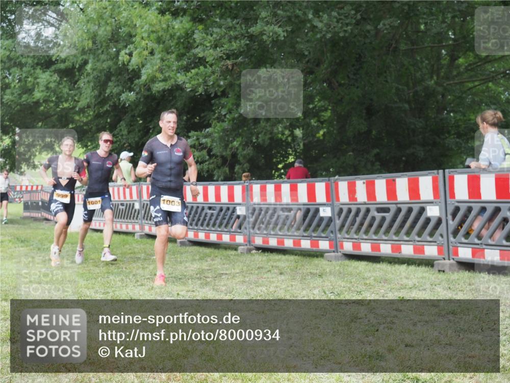 21.06.2025 - 27. Vierlanden-Triathlon KatJ http://msf.ph/oto/8000934 15.06.2025 12:54:30 Ziel 999, 1001, 1003 meine-sportfotos.de