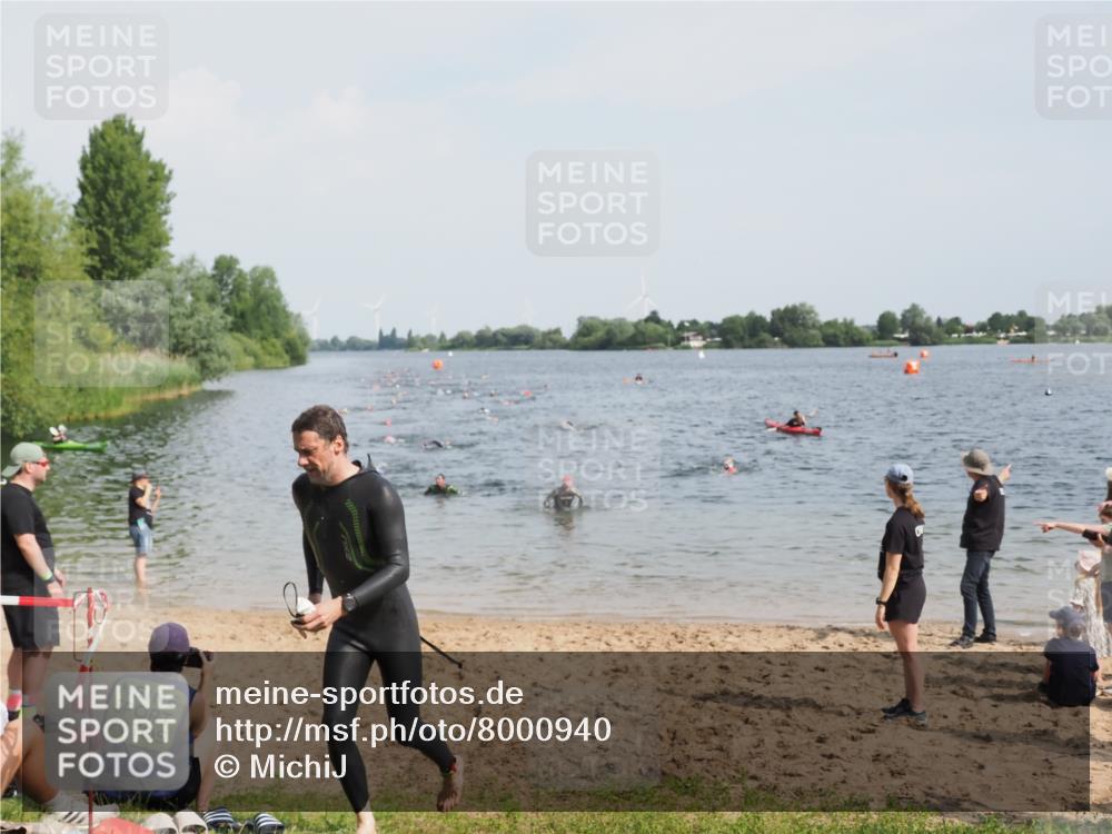 21.06.2025 - 27. Vierlanden-Triathlon MichiJ http://msf.ph/oto/8000940 15.06.2026 10:04:00 Schwimmen 415, 427, 1398 meine-sportfotos.de