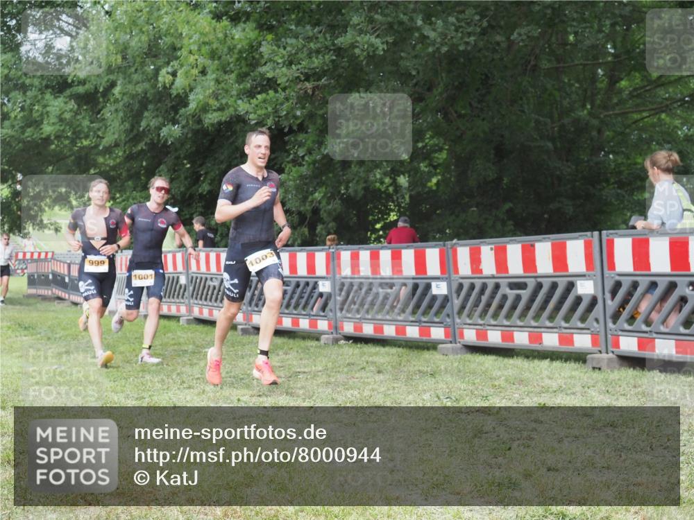 21.06.2025 - 27. Vierlanden-Triathlon KatJ http://msf.ph/oto/8000944 15.06.2025 12:54:30 Ziel 999, 1001, 1003 meine-sportfotos.de