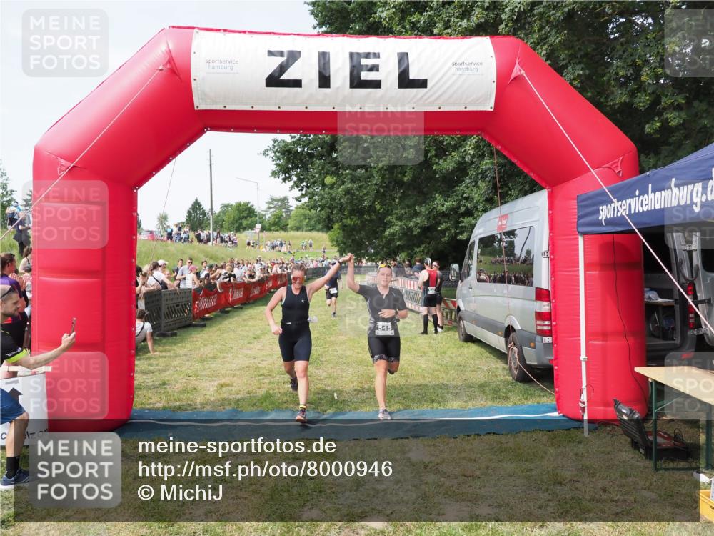21.06.2025 - 27. Vierlanden-Triathlon MichiJ http://msf.ph/oto/8000946 15.06.2026 11:25:19 Ziel 325, 545, 587 meine-sportfotos.de