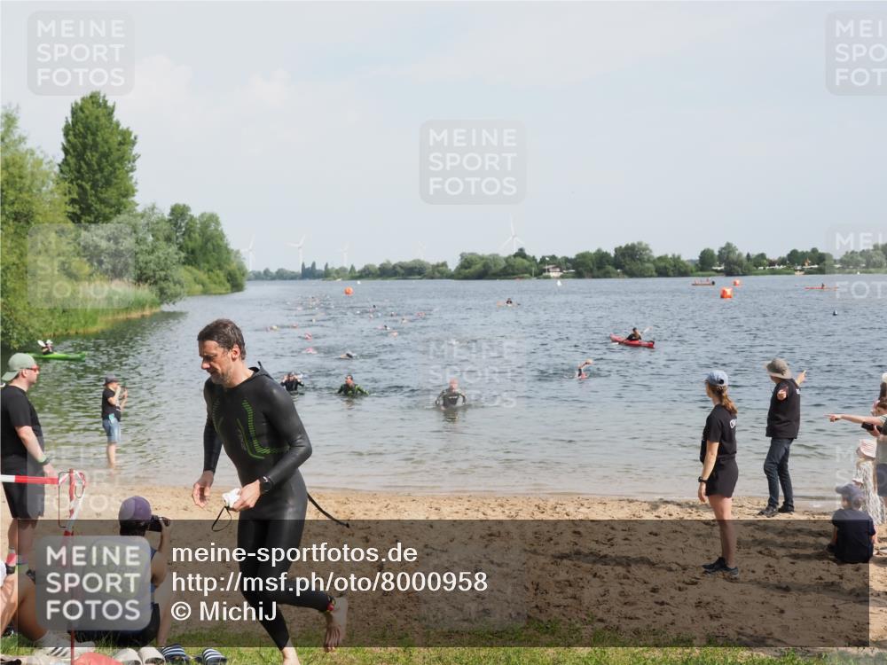 21.06.2025 - 27. Vierlanden-Triathlon MichiJ http://msf.ph/oto/8000958 15.06.2026 10:04:00 Schwimmen 415, 427, 1398 meine-sportfotos.de