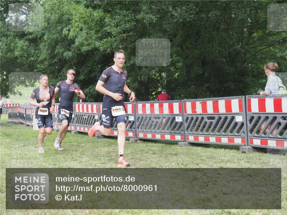 21.06.2025 - 27. Vierlanden-Triathlon KatJ http://msf.ph/oto/8000961 15.06.2025 12:54:30 Ziel 999, 1001, 1003 meine-sportfotos.de