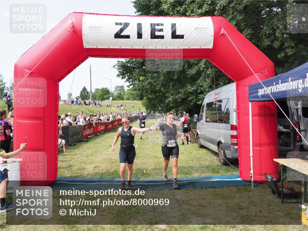 21.06.2025 - 27. Vierlanden-Triathlon MichiJ http://msf.ph/oto/8000969 15.06.2026 11:25:19 Ziel 325, 545, 587 meine-sportfotos.de