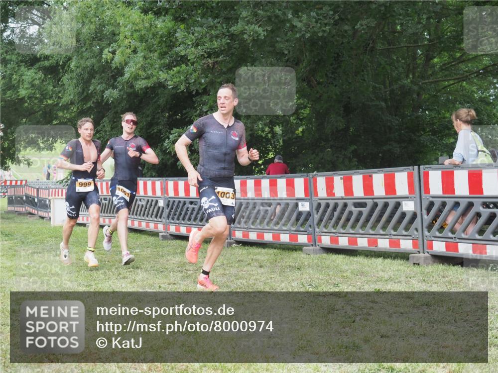 21.06.2025 - 27. Vierlanden-Triathlon KatJ http://msf.ph/oto/8000974 15.06.2025 12:54:30 Ziel 999, 1001, 1003 meine-sportfotos.de
