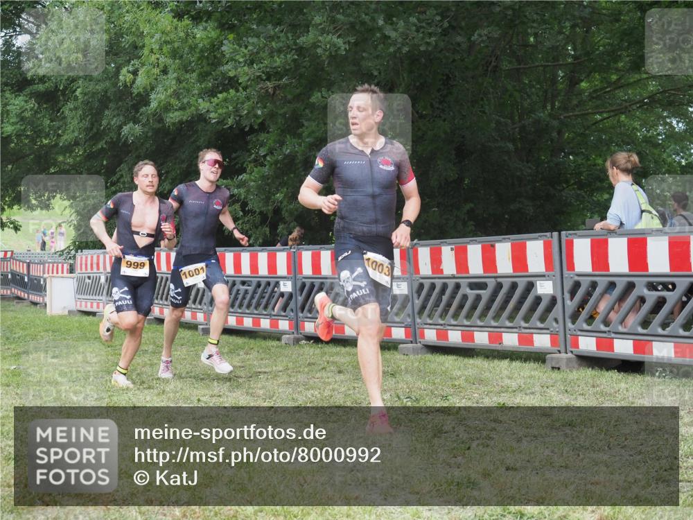 21.06.2025 - 27. Vierlanden-Triathlon KatJ http://msf.ph/oto/8000992 15.06.2025 12:54:30 Ziel 999, 1001, 1003 meine-sportfotos.de