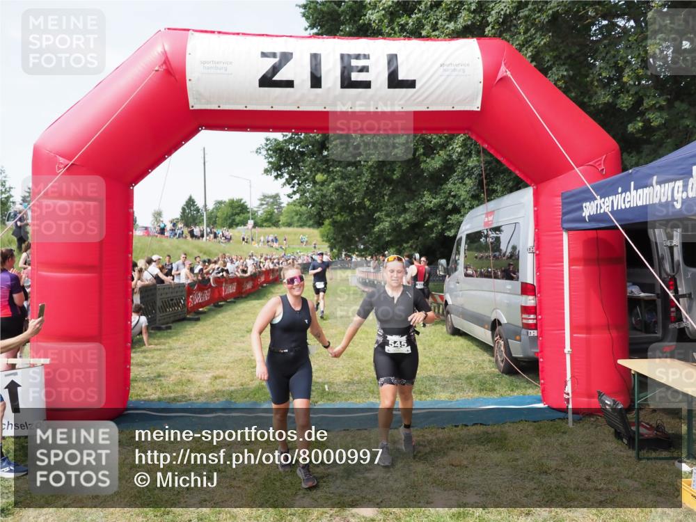 21.06.2025 - 27. Vierlanden-Triathlon MichiJ http://msf.ph/oto/8000997 15.06.2026 11:25:20 Ziel 325, 545, 587 meine-sportfotos.de